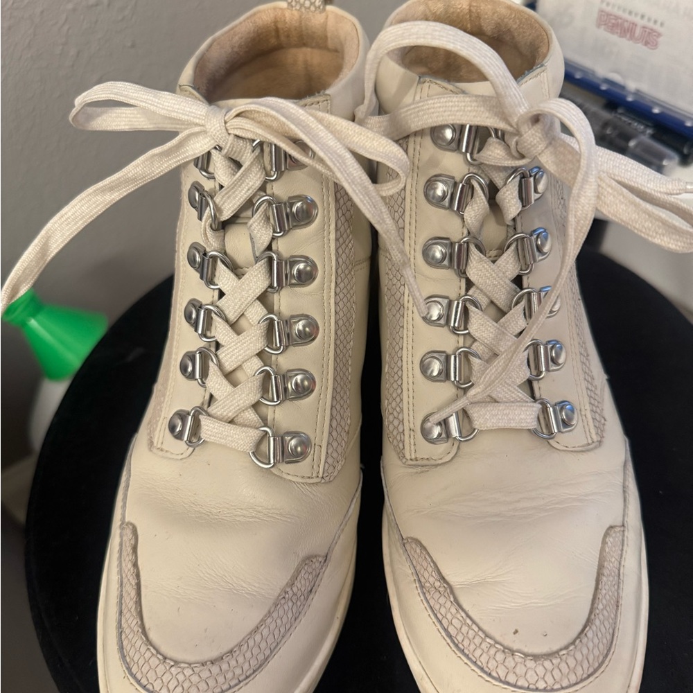 Vionic Beige Suede Interior